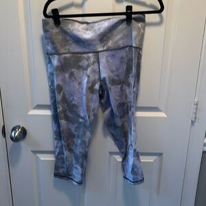ATHLETA SALUTATIONS POCKET II CAPRI LEGGINGS 1X in blue & gray tie dye